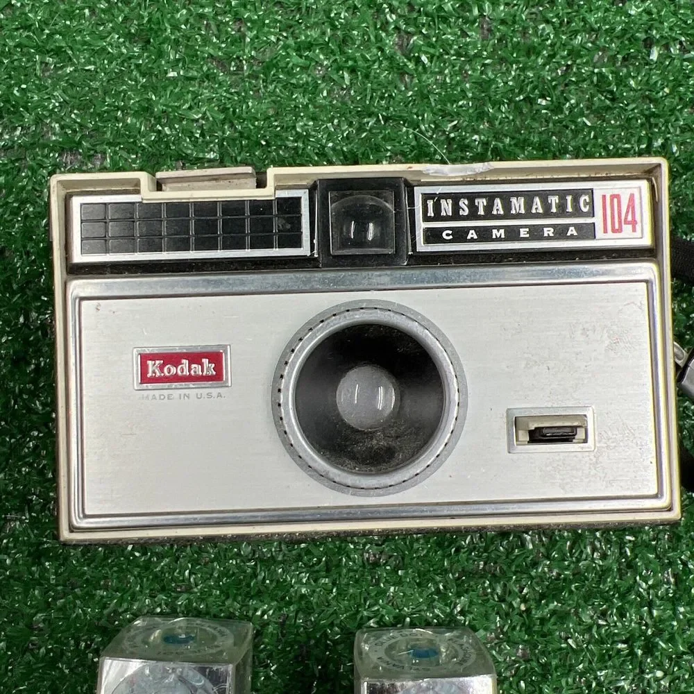 Vintage Kodak Instamatic 104‎ Film Camera With 2 Sylvania Flash Cubes